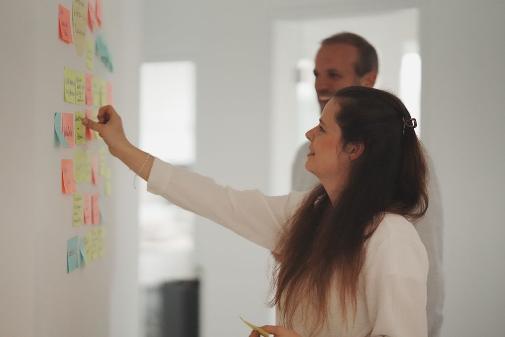 Ideen werden mit Sticky Notes an eine Wand gepinnt